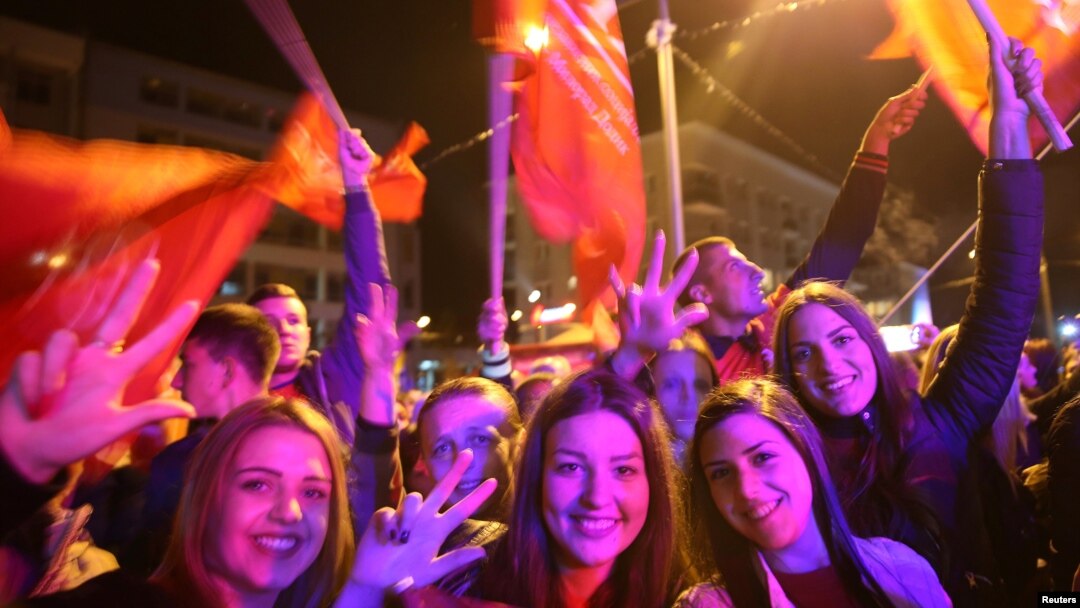 Priča o referendumu je postala degutantna: Miodrag Živanović, univerzitetski profesor (na slici: pristalice Saveza nezavisnih socijaldemokrata SNSD slave nakon održanog referenduma, Banjaluka)