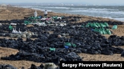 Часть собранного мазута на пляже в Краснодарском крае