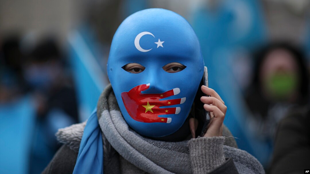 Demontrant iz ujgurske zajednice koji živi u Turskoj, s maskom s kineskom zastavom tokom protesta u Istanbulu, 25. 3. 2023. (Ilustracija)
