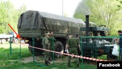 Неизвестные в военной форме на территории парка у Головинских прудов