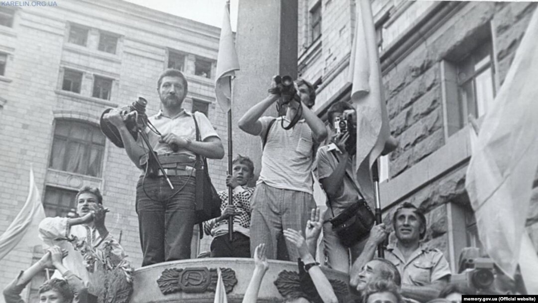 Під час підняття національного синьо-жовтого прапора над Києвом, 24 липня 1990 року