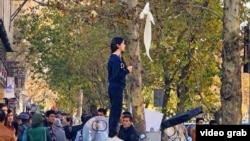 ایران: د تهران په انقلاب واټ کې دغه ښځه چې د پړوني ضد احتجاج کې نیول شوې وه، د جنورۍ په ۲۸مه نېټه خوشې کړل شوه.