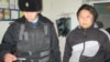 Полицейский с задержанным Наурызбеком Байшолаковым. Актобе, 24 ноября 2013 года.