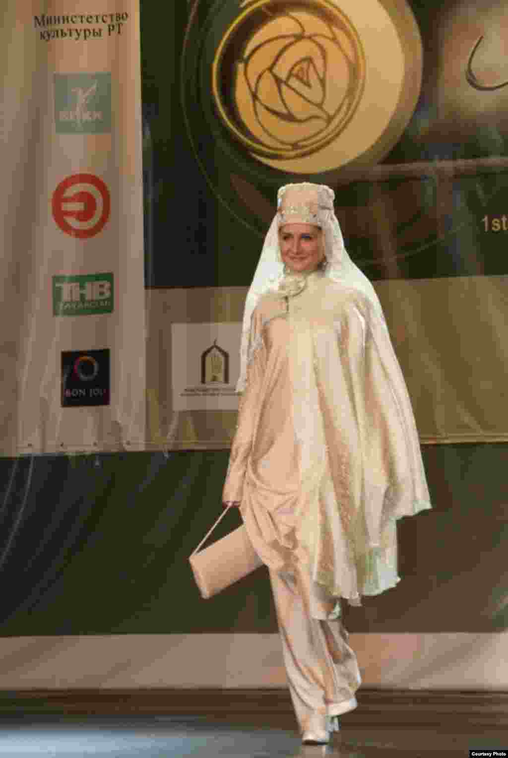 Казанда беренче тапкыр "Islamic clothes" халыкара мөселман модасы бәйгесе узды. Анда хатын-кызлар, ирләр һәм балалар өчен коллекцияләр тәкъдим ителде. Бәйгедә гомумән 40 модельер катнашты. Һәм 51 коллекциянең 10-ысы финалга узды. Дизайнерларның эше Pret-a-porte", "Du Luxe" һәм “Милли костюм” номинацияләре нигезендә бәяләнде. Беренче номинациядә жюри гран-при бирмәде. Калган ике номинациядә дә Казаннар җиңде: Эльмира Хаматова һәм Наҗия Вәлиева.