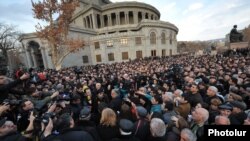 Armenia - Opposition presidential candidate Raffi Hovannisian addresses supporters in Yerevan's Liberty Square, 19Feb2013.
