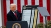Трамп показывает таблицу с новыми тарифами на импорт. Вашингтон, 2 апреля 2025 года