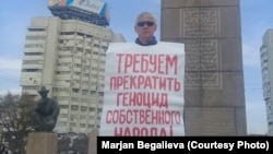 Житель Алматы Асхат Жексебаев пикетирует с призывом освободить политзаключенных. Алматы, 4 октября 2019 года.