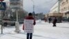 Участник акции протеста против передачи Курил Японии