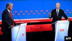 ABŞ prezidenti Jo Baýden (sagda) we öňki prezident hem-de Respublikan partiýasyndan prezidentlige dalaşgär Donald Tramp 27-nji iýunda CNN-iň Atlantadaky studiosynda 2024-nji ýylyň prezident saýlawlarynyň ilkinji çekişmesine gatnaşýar.