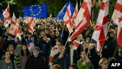 Проевропейский митинг в преддверии парламентских выборов В Грузии. Тбилиси, 20 октября 2024 года. Десятки тысяч демонстрантов, размахивающих флагами ЕС и Грузии и держащих плакаты с надписью «Грузия выбирает Европейский союз», собрались на центральной площади Свободы в Тбилиси