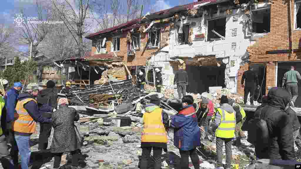 Жильцы многоквартирного дома в Кропивницком разбирают завалы после того, как 20 марта город подвергся самой массированной атаке дронов за последние годы.В начале марта Украина согласилась на полное прекращение огня в ходе текущих мирных переговоров, но это предложение было отвергнуто Россией. «Кто будет определять, где и кто нарушил потенциальное соглашение о прекращении огня на протяжении 2 000 километров [линии фронта]? И кто потом будет обвинять кого в нарушении этого соглашения?» – сказал Путин журналистам