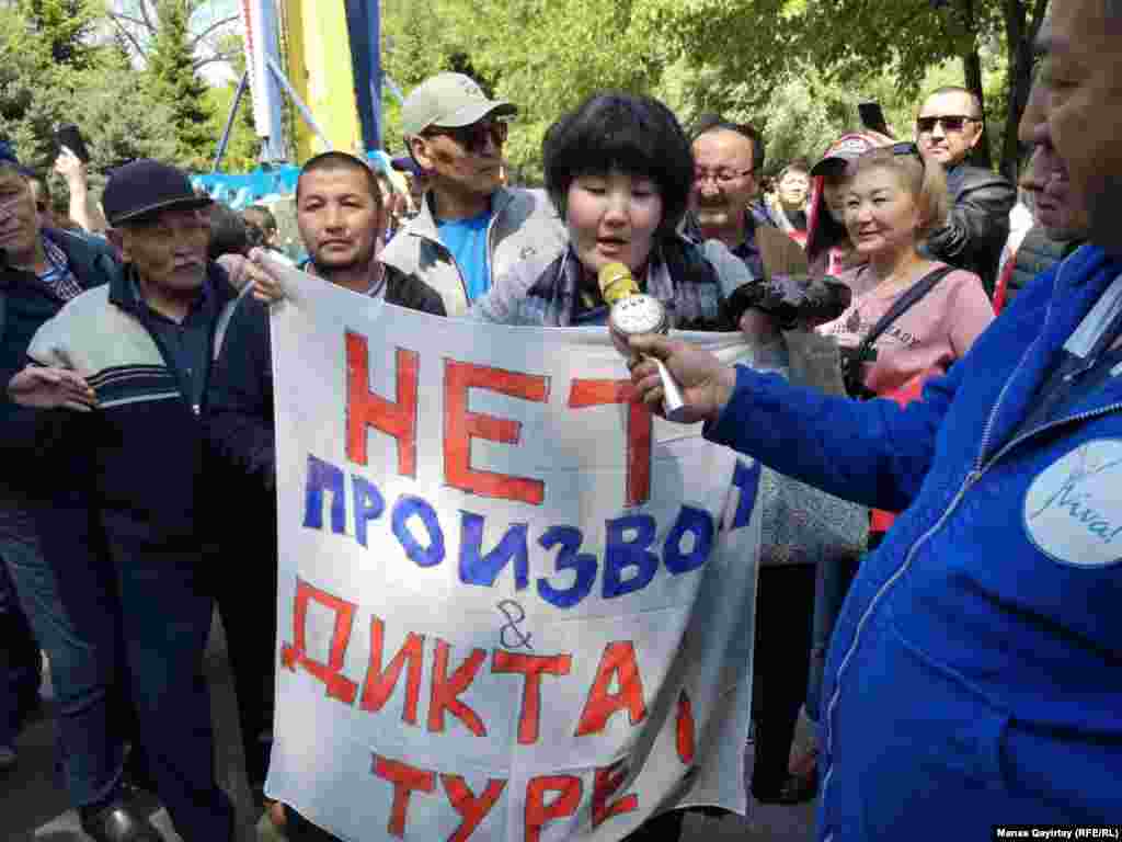 "Диктатураның билеп-төстеуіне жол жоқ" деген жазуы бар плакат ұстаған азамат билікке наразылығын білдіріп жатыр. Алматы, 1 мамыр 2019 жыл. 