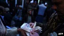 د افغانستان په بازار کې د افغانیو ارزښت د ډالر د تبادلې د نرخ له مخې ټاکل کېږي.