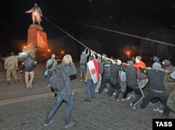 Повалення Леніна у Харкові. 28 вересня 2014 року