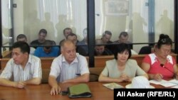 Обвиняемые в «намерении выехать в Сирию для участия в войне» и их адвокаты на судебном процессе. Актобе, 12 июля 2016 года.