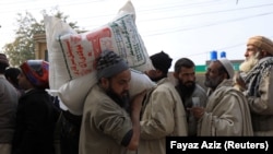پېښور کې خلک د اوړو اخیستلو پر وخت (پخوانی عکس)