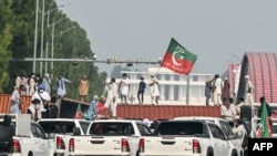 په اسلام‌اباد کې په وروستیو اوونیو کې دا دوهم ځل دی چې د عمران خان د پلویانو د اعتراضونو له کبله لویې لارې بندېږي.