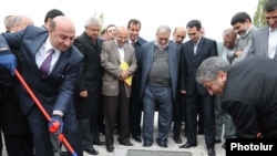 Հայաստան – Էներգետիկայի նախարար Արմեն Մովսիսյանը (ձախից) եւ նրա իրանցի գործընկեր Մաջիդ Նամջուն մասնակցում են հայ-իրանական բարձրավոլտ էլեկտրահաղորդման գծի կառուցման ծրագրի մեկնարկին, 14-ը հոկտեմբերի, 2010թ.