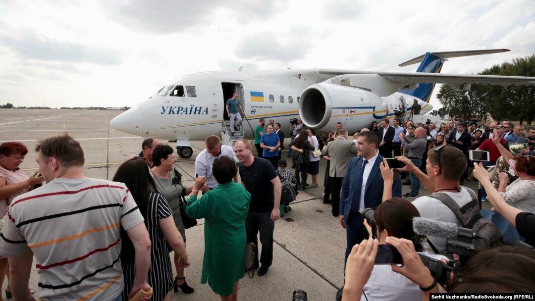 Зустріч у київському аеропорту «Бориспіль» 35 в’язнів Кремля, які прилетіли з Москви. 7 вересня 2019 року
