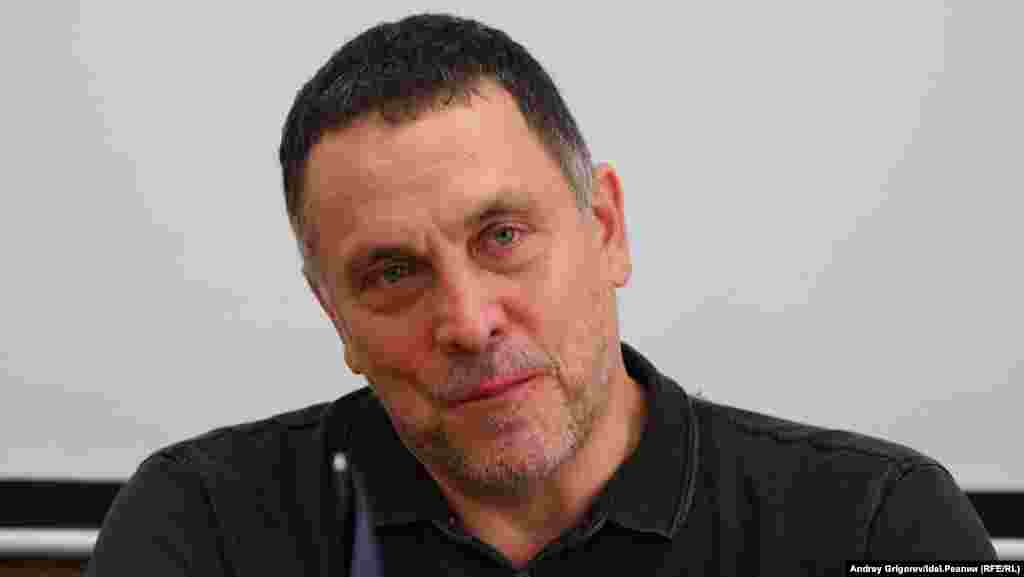 "Ну да, я понимаю, что Дамир Исхаков, Руслан Курбанов, Руслан Айсин — это известные сталинисты, которые конечно же являются спойлером крупного деятеля коммунистического движения Геннадия Зюганова и его сподвижника, верного ленинца Юрия Афонина…"