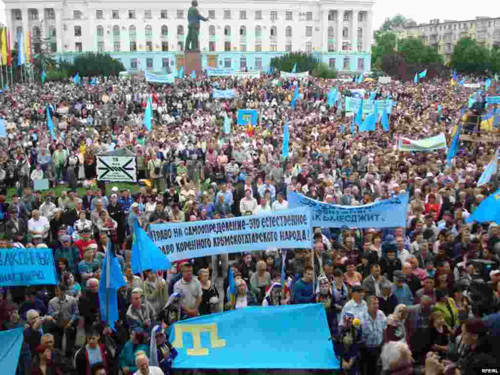 18 май көнне Кырым шәһәрләрендә матәм чаралары, Акмәчетнең үзәк мәйданында бөтенкырым митингы үтте.