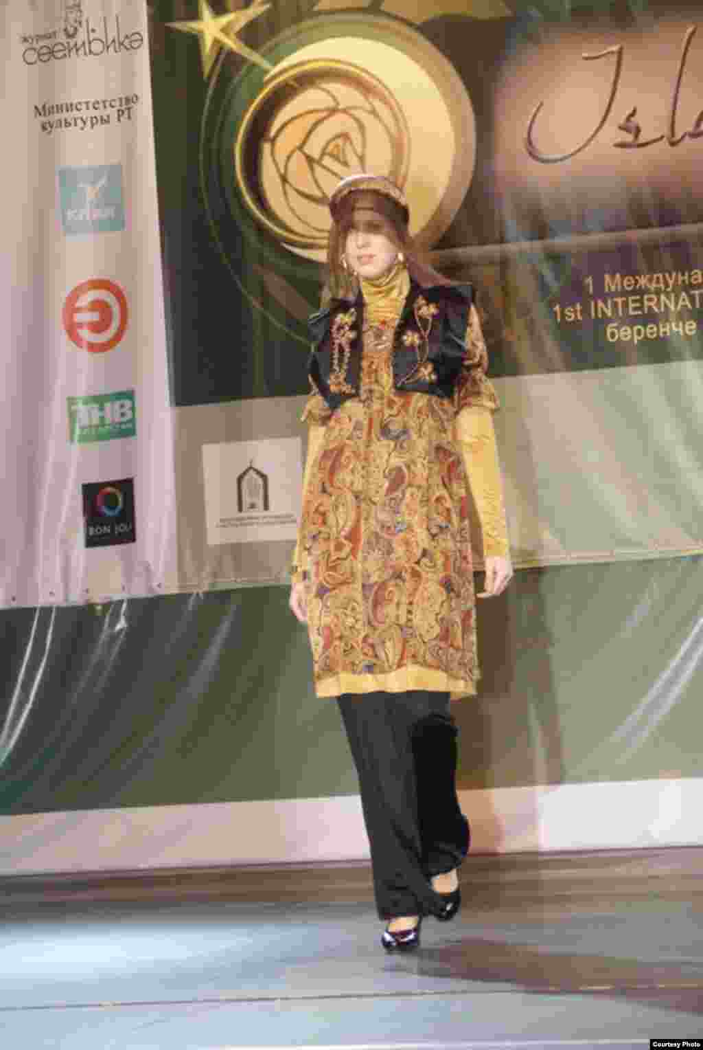 Казанда беренче тапкыр "Islamic clothes" халыкара мөселман модасы бәйгесе узды. Анда хатын-кызлар, ирләр һәм балалар өчен коллекцияләр тәкъдим ителде. Бәйгедә гомумән 40 модельер катнашты. Һәм 51 коллекциянең 10-ысы финалга узды. Дизайнерларның эше Pret-a-porte", "Du Luxe" һәм “Милли костюм” номинацияләре нигезендә бәяләнде. Беренче номинациядә жюри гран-при бирмәде. Калган ике номинациядә дә Казаннар җиңде: Эльмира Хаматова һәм Наҗия Вәлиева.