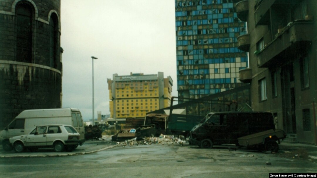 Pogled na sarajevski hotel Holiday Inn, Sarajevo (zima 1992. godine)