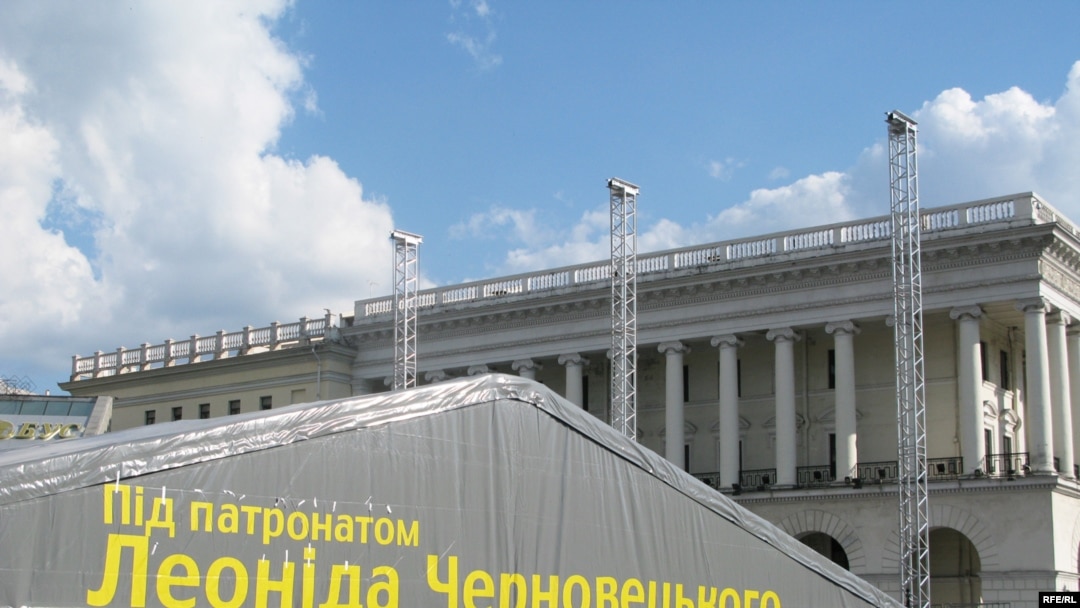 Будівництво сцени на Майдані Незалежності до Дня Києва, 28 травня 2009 р.