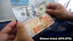 پاکستانۍ کلداره د ډالر په مقابل کې تر بل هر وخت بې‌ارزښته شوې ده