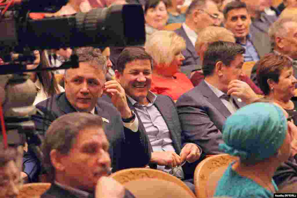 "Яңа гасыр" телерадиоширкәте башлыгы Илшат Әминов (с) янәшәсендә газлаштыру фонды җитәкчесе Җәүдәт Миннәхмәтов