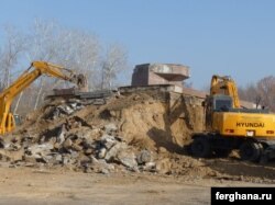 Демонтаж памятника Сабыру Рахимову в Ташкенте. Январь 2011 года.