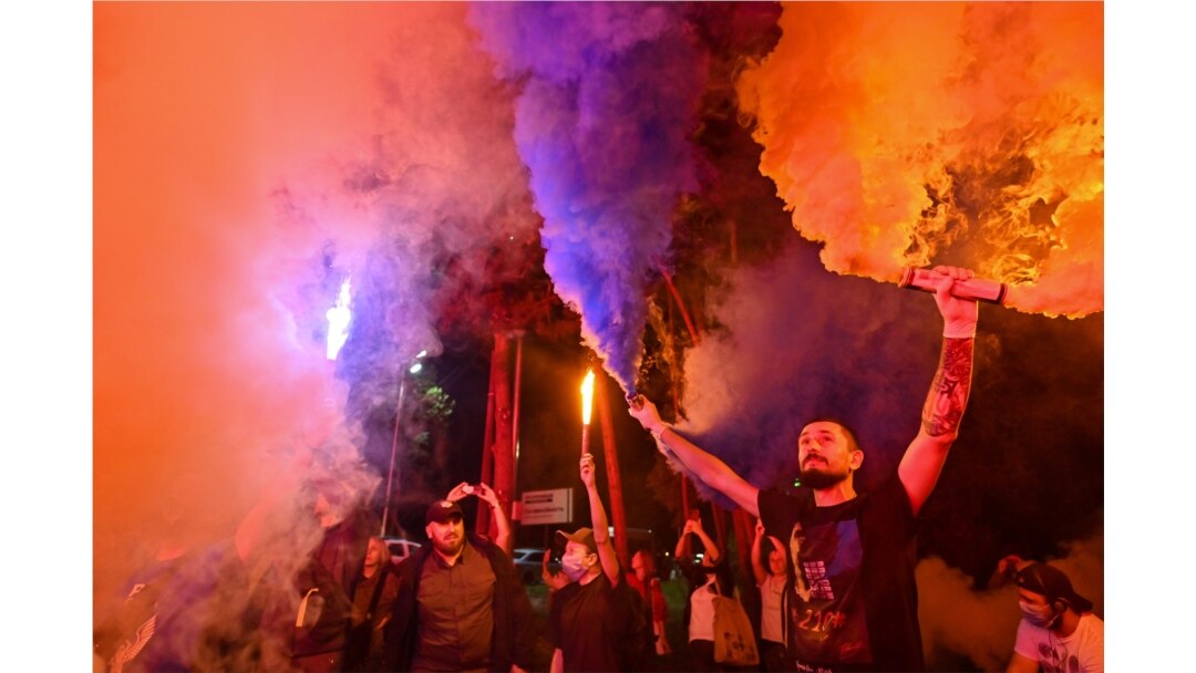 Під час акції протесту біля резиденції президента Володимира Зеленського в Конча-Заспі з вимогою його відставки після того, як українська сторона у Тристоронній контактній групі погодилася на спільну інспекцію з бойовиками в районі Шумів на Донбасі. Київ, 10 вересня 2020 року