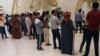 Aşgabat halkara howa menzili ol ýerde ýolagçylaryň esassyz halkara gatnawlardan alnyp galynmagy bilen tanalýar. Arhiw suraty. 