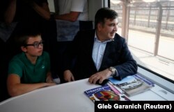 Міхеїл Саакашвілі з сином Ніколозом у потязі в Перемишлі, 10 вересня 2017 року