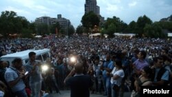 Armenia - Armenians rally in Yerevan's Liberty Square in support of opposition gunmen locked in a standoff with security forces, 30Jul2016.
