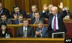 Премьер-министр Украины Николай Азаров приветствует депутатов. Киев, 3 декабря 2013 года.