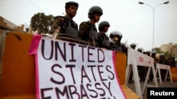 Полиция у здания посольства США в Сане во время акции протеста с требованием освободить йеменских заключенных Гуантанамо. 17 июня 2013 года.