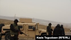 Бойцы морской пехоты министерства обороны Казахстана у блок-поста на выезде из поселка Шетпе Мангистауской области. 22 декабря 2011 года.