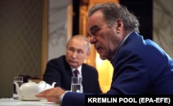 Oliver Stoun tokom intervjua s ruskim predsednikom Vladimirom Putinom, Moskva, jul 2019.