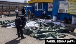 Тела погибших в результате ракетного удара российских войск по железнодорожной станции в Краматорске, Украина, 8 апреля 2022 года