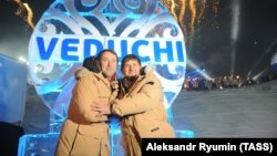 Рамзан Қадыров (оң жақта) пен Руслан Байсаров Ведучи шаңғы курорты жобасын бастау рәсімінде. Шешенстан, 27 ақпан 2013 жыл