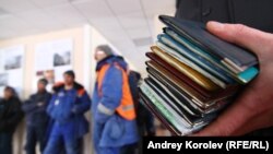 Документы задержанных мигрантов в Сочи.