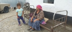 Батима Асанова, жительница села Каскабулак, с внучкой во дворе дома. Таласский район, Жамбылская область. 12 августа 2020 года.