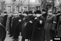 სტალინის დაკრძალვა. წინა რიგში ცენტრში - კლიმენტ ვოროშილოვი და გიორგი მალენკოვი, მარჯვნივ ლავრენტი ბერია და ნიკიტა ხრუშჩოვი. მოსკოვი, 1953 წლის 9 მარტი