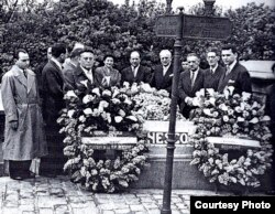 Delegație de muzicieni români la mormîntul lui George Enescu, la Paris, în 1956