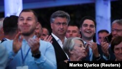 Andreja Plenkovića, hrvatskog premijera, pozivaju iz sindikata da obrati pažnju na razliku između plaća u Hrvatskoj i drugim državama EU (na fotografiji, Plenković učestvuje u proslavi izborne pobjede 5. jula 2020. u središnjici Hrvatske demokratske zajednice u Zagrebu).