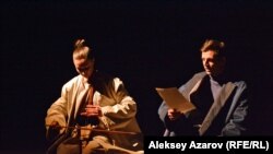 Актеры Акылхан Алмасов (Нарша) и Толганай Талгат (вторая исполнительница роли Карагоз). Алматы, 4 февраля 2018 года.