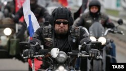 Александр Залдостанов и участники мотоклуба «Ночные волки». 28 апреля 2015 года