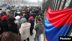 Բողոքի ակցիան խորհրդարանի շենքի դիմաց, Երևան, 23-ը դեկտեմբերի, 2013թ․