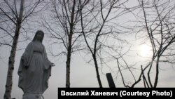 Статуя Девы Марии. Белосток. Томская область. 2018 год